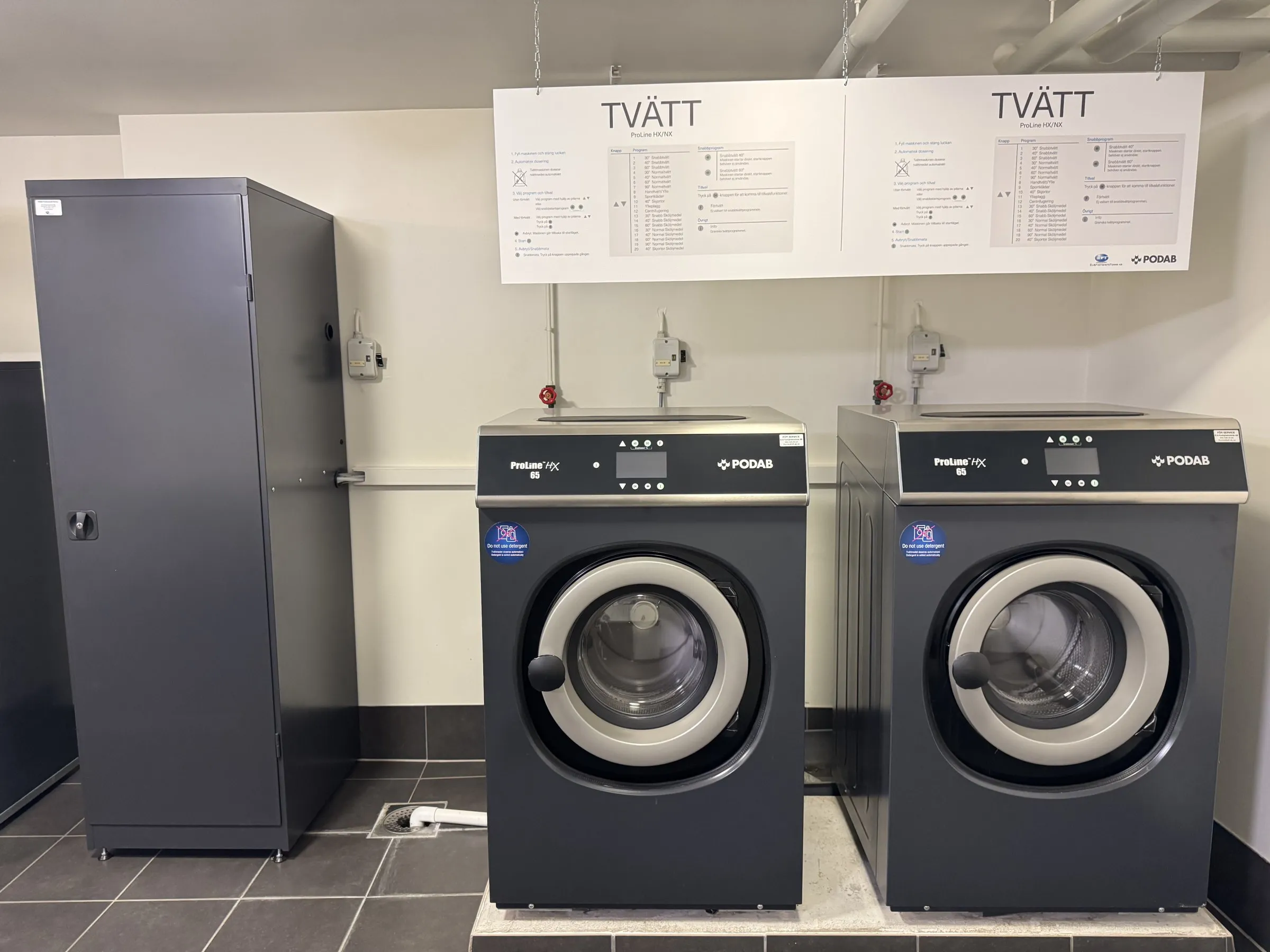 PODAB-tvättmaskiner, torktumlare och torkskåp i en tvättstuga installerad av EFT